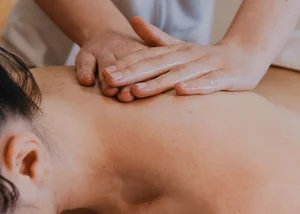 mains massage corps